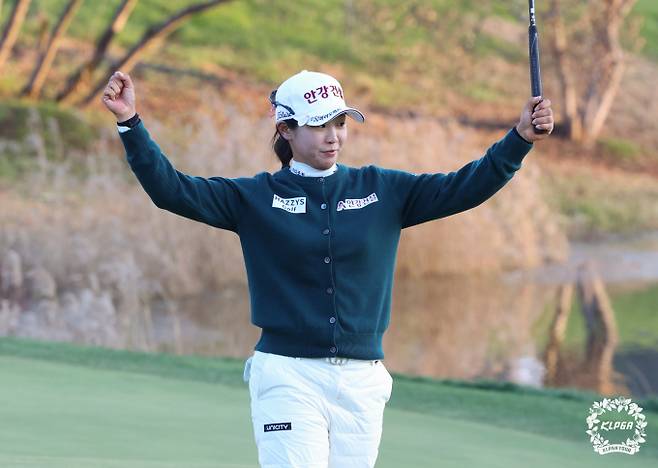 임진희가 LPGA 투어 Q 시리즈 3라운드에서 공동 5위에 자리했다. 사진은 지난달 KLPGA 투어 SK쉴더스·SK텔레콤 챔피언십 우승 확정 후 임진희가 기뻐하는 모습. /사진= KLPGA