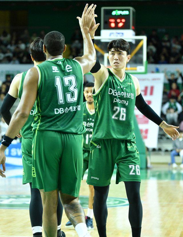 원주 DB 디드릭 로슨과 강상재./KBL