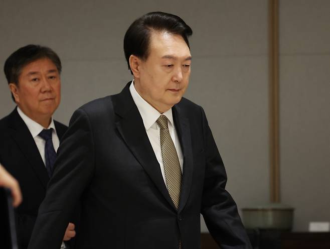 윤석열 대통령이 1일 서울 용산 대통령실 청사에서 열린 이종석 신임 헌법재판소장 임명장 수여식에 입장하고 있다. [연합]