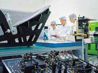 ETRI 위성통신연구본부 연구진이 6G 관련 연구를 수행하고 있다. [ETRI 제공]