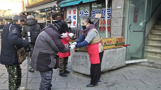 탑골공원 원각사 노인 무료 급식소에서 주먹밥을 나눠주고 있는 모습. 박지영 기자.