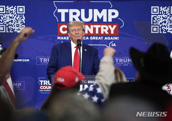[포트닷지(미 아이오와주)=AP/뉴시스]도널드 트럼프 전 미 대통령이11월18일 아이오와주 포트닷지에서 대통령선거 유세를 하고 있다. 그는 이날 2024년 대선에서 승리, 백악관에 복귀하면 조 바이든 대통령이 추진 중인 태평양 무역협정을 폐기할 것이라고 밝혔다. 2023.12.04.