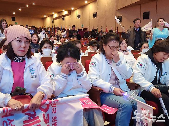 2030세계박람회 개최지가 사우디아라비아 리야드로 결정되고 난 뒤 부산시민들이 아쉬움에 눈물을 흘리고 있다. 정혜린 기자