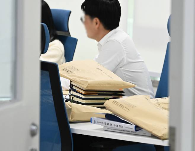 이재명 더불어민주당 대표가 경기도지사 시절, 경기도청 법인카드를 유용했다는 의혹과 관련해 검찰이 경기도청을 압수수색 중이다. 4일 경기도 수원시 영통구 경기도청에서 검찰 수사관들이 압수수색을 하고 있는 모습. 공동취재사진