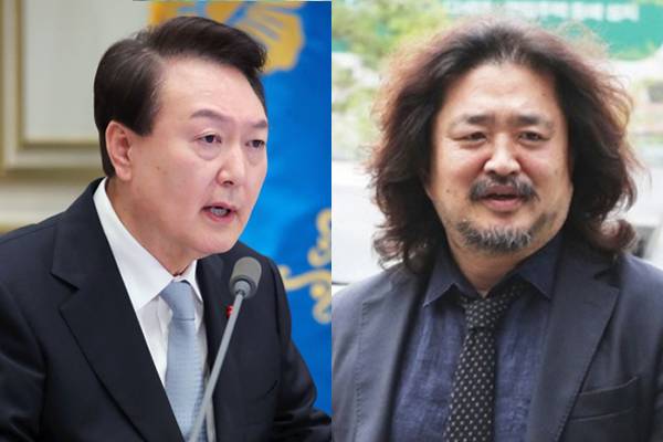 윤석열 대통령(왼쪽)이 지난해 12월21일 청와대 영빈관에서 열린 제12차 비상경제민생회의 겸 제1차 국민경제자문회의를 주재하고 있다. 오른쪽은 방송인 김어준씨. 뉴시스·연합뉴스