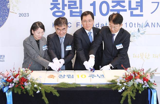 한국증권금융 꿈나눔재단, 창립 10주년 기념식 (서울=연합뉴스) 한국증권금융 꿈나눔재단 임원들이 4일 서울 여의도 CCMM빌딩에서 창립 10주년 기념식을 열고 있다. 왼쪽부터 박영숙 감사, 박순철 이사, 윤창호 이사장, 장재형 감사. [한국증권금융 제공. 재판매 및 DB 금지] 2023.12.4  photo@yna.co.kr