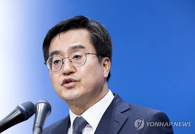 발언하는 김동연 경기도지사 (수원=연합뉴스) 홍기원 기자 = 김동연 경기도지사가 4일 오후 경기도 수원시 경기도청 브리핑룸에서 검찰의 더불어민주당 이재명 대표 법인카드 유용 의혹 관련 경기도청 압수수색에 대한 입장을 밝히고 있다. 2023.12.4 [공동취재] xanadu@yna.co.kr