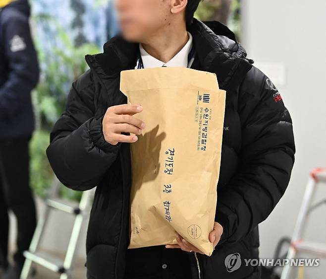 검찰, '이재명 법인카드 유용 의혹' 관련 경기도청 압수수색 (수원=연합뉴스) 홍기원 기자 = 더불어민주당 이재명 대표와 관련한 법인카드 유용 의혹을 수사 중인 검찰이 강제수사에 돌입했다.
    수원지검 공공수사부(김동희 부장검사)는 4일 오전 경기도 수원시와 의정부시에 있는 경기도청 남부청사와 북부청사 등에 검사와 수사관 30여명을 보내 관련 자료를 확보 중이다.
    사진은 4일 오후 압수수색이 진행 중인 경기도 수원시 경기도청 모습. 2023.12.4 [공동취재] xanadu@yna.co.kr