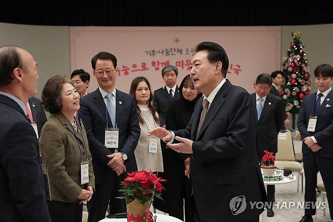 참석자들과 환담하는 윤석열 대통령 (서울=연합뉴스) 임헌정 기자 = 윤석열 대통령이 4일 오후 서울 용산 대통령실 청사에서 열린 2023년 기부·나눔 단체 초청 행사를 마친 뒤 탤런트 고두심 등 참석자들과 환담하고 있다. 2023.12.4 [대통령실 제공. 재판매 및 DB 금지] kane@yna.co.kr