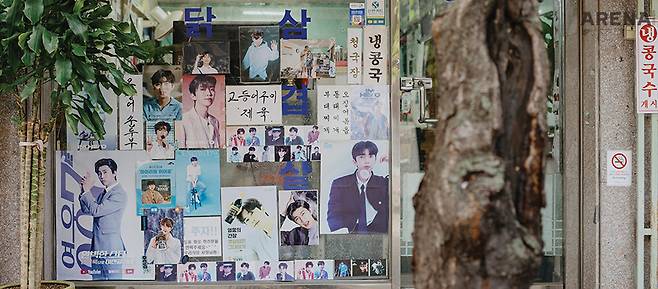 우리식당의 전면. 미디어 파사드처럼 임영웅의 사진이 가득 붙어 있어서 메뉴판이 보이지 않을 정도다. 임영웅의 사진 사이로 보이는 ‘고등어구이’ ‘제육’등의 글자를 통해 메뉴를 짐작할 수 있다.