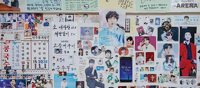 3년 동안 임영웅의 사진으로 채워진 벽. 찾아온 손님들도, 이 사진을 두고 있는 사장님도, 임영웅을 좋아하는 마음을 느낄 수 있었다. 임영웅 본인이 훌륭한 인간이기 때문일 것이다.
