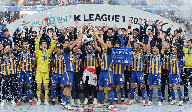 K리그1 2연패에 성공한 울산현대가 우승 세리머니를 하고 있다. 사진=연합뉴스