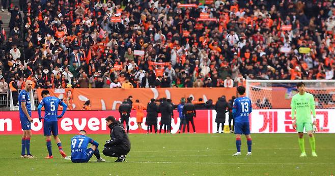 강등이 확정된 수원삼성 선수단이 망연자실하고 있다. 사진=연합뉴스