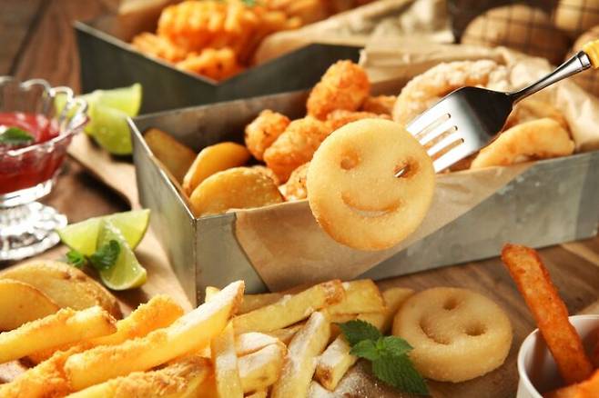 미국의 한 대학 연구팀은 감자 튀김의 일종인 '스마일 감자'를 그릇에 곁들였을 때 아이들이 채소를 최대 52% 더 많이 먹었다는 사실을 발견했다. [사진=게티이미지뱅크]