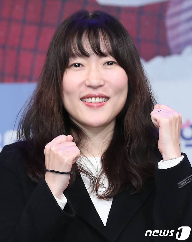 오미경 PD가 5일 오후 서울 마포구 MBC 골든마우스홀에서 열린 MBC 예능프로그램 '솔로 동창회 학연' 제작발표회에서 포즈를 취하고 있다. '솔로 동창회 학연'은 학창 시절 친구가 연인이 되는 '솔로 동창회'로, 10여 년 만에 모인 초등학교 동창생들이 4박 5일간 함께하며 사랑을 싹틔우는 연애 리얼리티다. 2023.12.5/뉴스1 ⓒ News1 권현진 기자