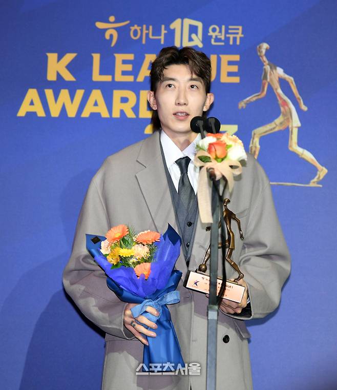 K1 베스트11 골키퍼 조현우 4일 잠실 롯데호텔월드에서 열린 2023 하나원큐 K리그 대상 시상식에서 수상후 기념촬영을 하고 있다.  2023.12.04.잠실 | 강영조기자 kanjo@sportsseoul.com