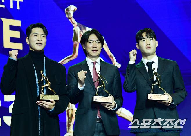 4일 서울 잠실 롯데호텔에서 '2023 K리그 어워즈'가 열렸다. K리그1 MVP 김영권, 감독상 홍명보 감독, 신인상 정호연. 잠실=송정헌 기자songs@sportschosun.com/2023.12.04/