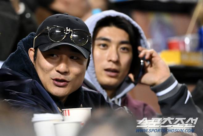 13일 잠실야구장에서 열린 KT와 LG의 한국시리즈 5차전 경기, 경기장을 찾은 김하성과 이정후가 경기를 지켜보고 있다. 잠실=허상욱 기자wook@sportschosun.com/2023.11.13/