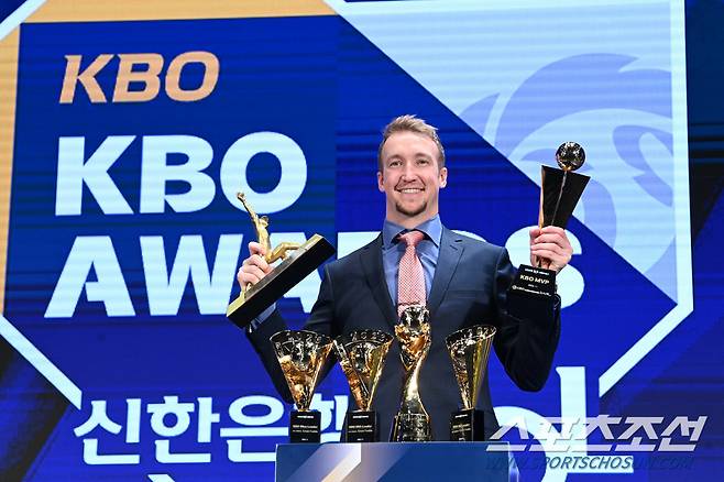 27일 웨스틴 조선 서울에서 열린 2023 KBO 시상식, MVP NC 페디가 트로피와 함께 포즈를 취하고 있다. 허상욱 기자wook@sportschosun.com/2023.11.27/