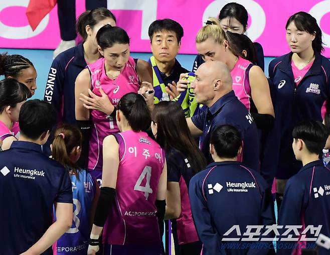 5일 인천 삼산월드체육관에서 열린 흥국생명과 페퍼저축은행의 경기. 흥국생명 아본단자 감독이 작전지시를 하고 있다. 인천=정재근 기자 cjg@sportschosun.com/2023.12.5/