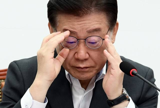 이재명 더불어민주당 대표의 경기도 법인카드 유용 의혹을 수사 중인 검찰이 이틀째 경기도청을 압수수색하고 있다./이새롬 기자