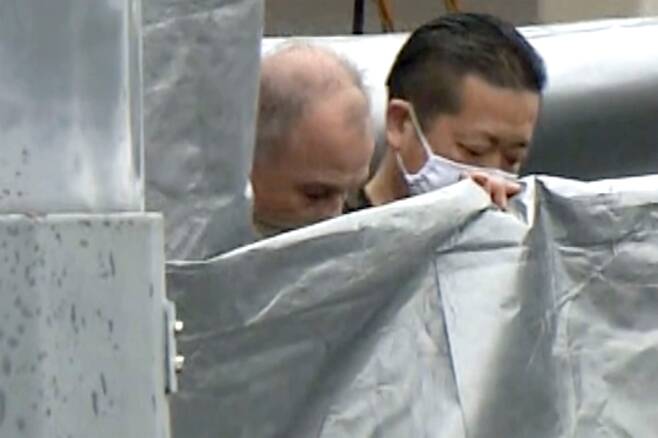 카를로스 곤 전 니산회장의 탈출을 도운 혐의로 일본검찰에의해 체포된  마이클 타일러가 지난 2일 도쿄 나리타 공항으로 들어왔다.  /AP 연합뉴스