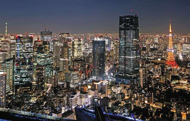 올가을 문 여는 아자부다이 힐스 - 일본 도쿄 롯폰기 힐스에 위치한 모리타워 52층 전망대에서 내려다본 도심 야경. 사진에서 가장 높은 건물이 올가을 문을 여는 아자부다이 힐스다. 오른쪽에 있는 붉은 조명의 건축물은 도쿄타워, 왼쪽에 멀리 보이는 초록 빛깔의 전파탑은 ‘도쿄 스카이 트리’다. /롯폰기힐스 전망대 페이스북