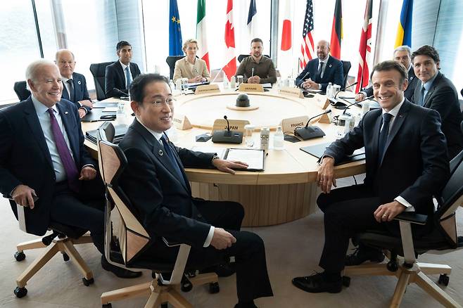볼로디미르 젤렌스키 우크라이나 대통령(뒷줄 가운데)이 지난 5월 21일(현지시간) 일본 히로시마에서 열린 주요 7국(G7) 정상회의 마지막 날 실무 세션에서 G7 세계 정상들과 함께하고 있다./AP 연합뉴스