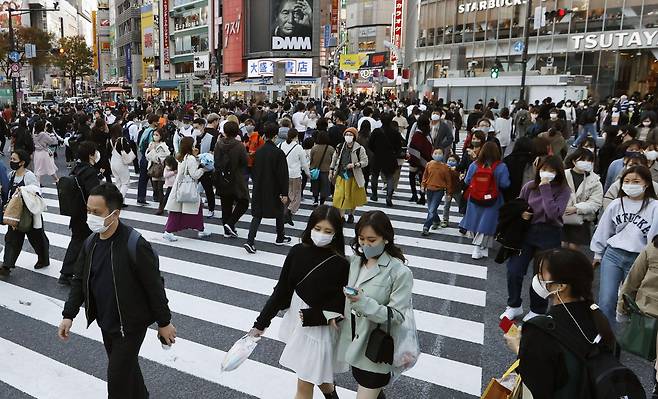일본에서 신종 코로나바이러스 감염증(코로나19) 확진자 수가 연일 기록을 경신하는 가운데 지난 21일 일본 도쿄도(東京都) 시부야(澁谷)구의 교차로가 인파로 붐비고 있다./교도 연합뉴스
