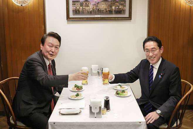 윤석열 대통령과 기시다 후미오 일본 총리가 16일 친교 만찬을 마치고 도쿄 한 식당으로 자리를 옮겨 건배하고 있다./연합뉴스