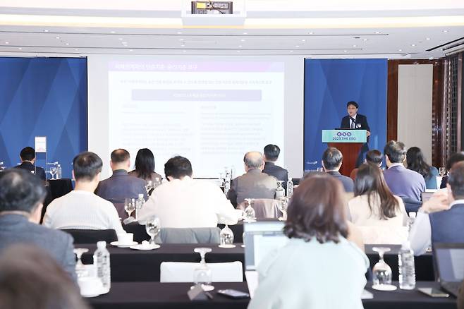 황근식 한국공인회계사회 본부장이 5일 오전 서울 중구 웨스틴조선호텔에서 조선비즈가 주최한 '2023 THE ESG 포럼'에서 ‘ESG 인증 품질 강화 방안: 국제 지속가능성 인증기준 및 윤리기준 제정 동향’을 주제로 발표하고 있다. /조선비즈