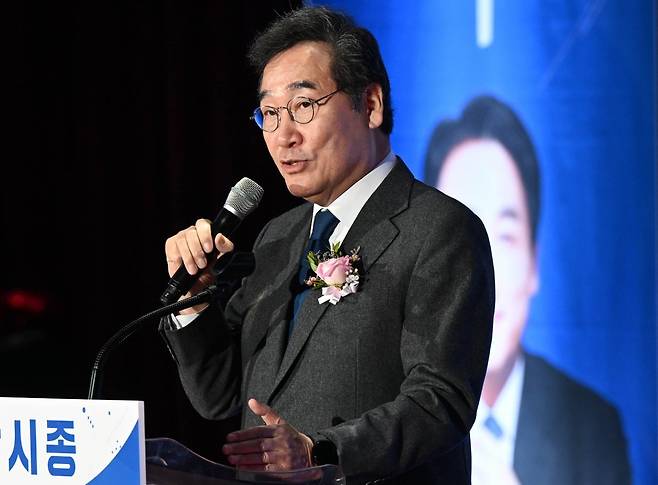 더불어민주당 이낙연 전 대표가 3일 오후 광주 광산구 남부대학교 협동관에서 열린 박시종 전 청와대 선임행정관의 출판기념회에 참석해 축사하고 있다. 박 전 행정관은 이 전 대표의 비서실 부실장을 역임했으며 내년 총선 출마를 준비하고 있다. 광주=뉴시스