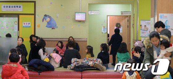 서울의 한 어린이병원에서 환자들이 대기하고 있는 모습. (사진은 기사 내용과 관련 없음) /뉴스1