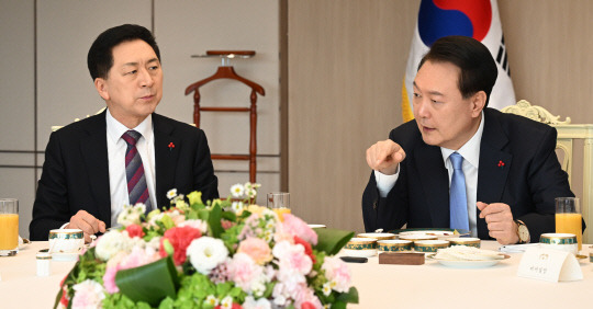 윤석열 대통령이 5일 국민의힘 지도부와 비공개 오찬 회동을 하고 있다. 이날 회동에는 김기현 대표와 윤재옥 원내대표, 유의동 정책위의장, 이만희 사무총장 등 '당 4역'이 참석했다.<국민의힘 제공>