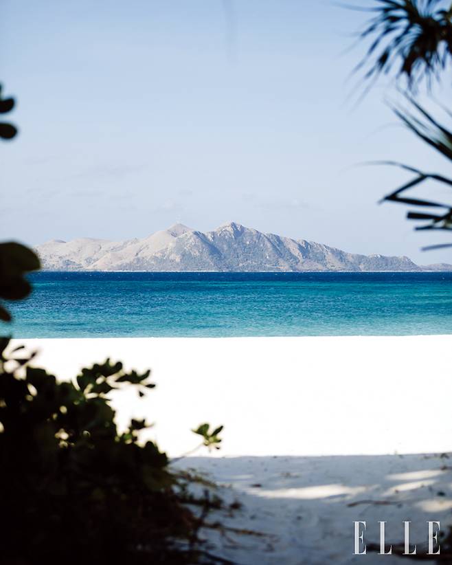 바다 위로 보이는 ‘마나모’ 섬. 아만풀로의 직원 중 상당수가 마나모 섬 원주민이다. 아만이 지역사회에 공헌하는 방식.