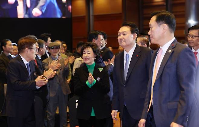 윤석열 대통령이 5일 서울 강남구 코엑스에서 열린 제60회 무역의 날 기념식에 입장하고 있다. /사진=뉴시스