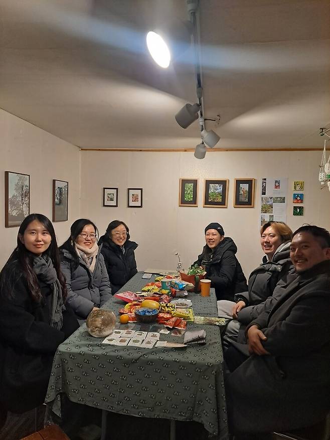 백수혜씨(오른쪽에서 세번째) 등 \'재개발 식물산책\' 모임원들이 \'식물동창회\'에서 만나 이야기를 나누고 있다. 백수혜 제공