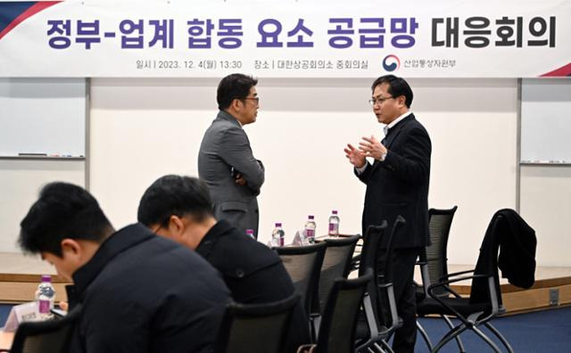 4일 서울 중구 대한상공회의소에서 열린 정부·업계 합동 요소 공급망 대응회의에 산업통상자원부, 기획재정부, 외교부 등 관계 부처와 요소수 업계 관계자들이 참석했다. 윤서영 인턴기자