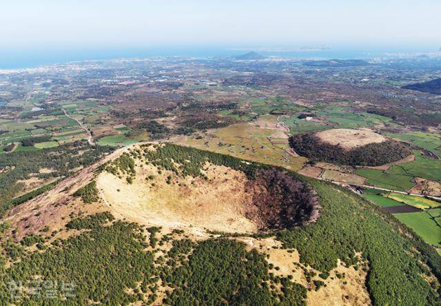 다랑쉬오름은 화산 분화구와 능선이 아름다워 '오름의 여왕'이라 불린다. 한국일보 자료사진