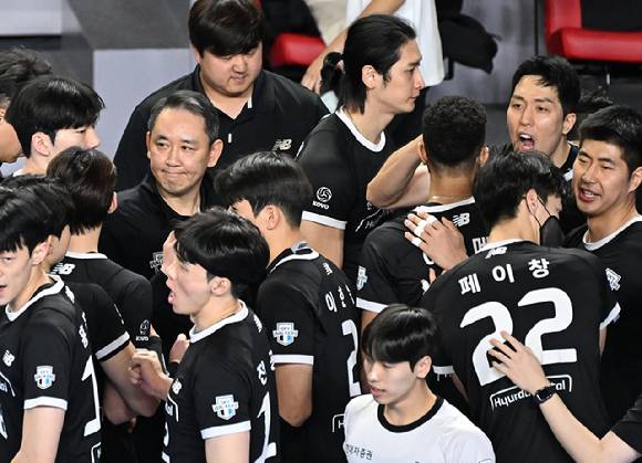 최태웅 현대캐피탈 감독이 5일 열린 삼성화재와 홈 경기 타임아웃 도중 선수들과 이야기를 나누고 있다. [사진=한국배구연맹(KOVO)]