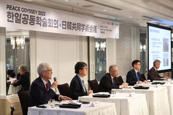 일본 도쿄 뉴오타니호텔에서 4일 열린 한·일공동학술회의 ‘평화 오디세이 2023-일본 도쿄’에 참석한 신각수 전 주일대사, 박영준 국방대 교수, 구로에 데쓰로 전 일본 방위성 사무차관, 권태환 한국국방외교협회 회장, 와타나베 요시카즈 전 일본 동부방면대 총감(왼쪽부터). 우상조 기자