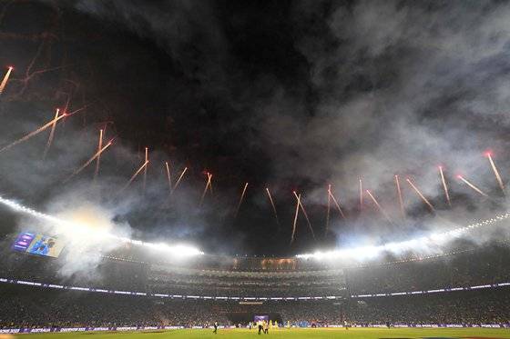 지난달 19일(현지시간) 아메다바드의 나렌드라 모디 경기장에서 열린 2023 ICC 남자 크리켓 월드컵 결승전이 끝난 뒤 불꽃놀이가 시작되고 있다. AFP=연합뉴스