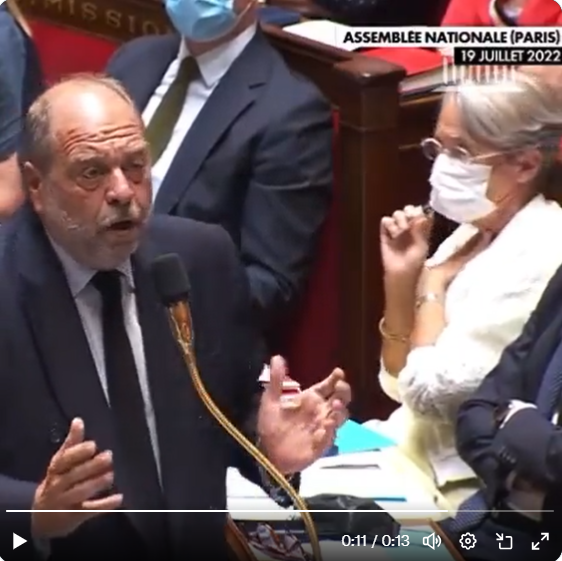 지난해 7월 의회 대정부질문에서 전자담배 흡연하는 모습이 포착된 엘리자베트 보른 총리. (사진 출처: X @HeleneLaporteRN)