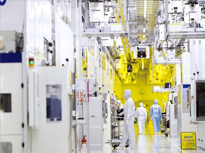 삼성전자 DS(반도체부품)부문 직원들이 경기 화성 반도체공장 클린룸에서 반도체 생산 장비를 점검하고 있다. 삼성전자 제공
