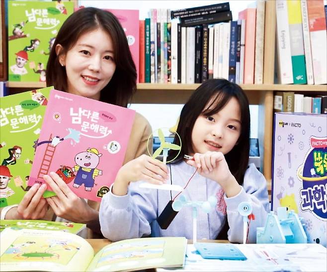 LG유플러스가 아이들나라와 제휴, 유·아동 실물 교재를 내놓았다.  LG유플러스 제공