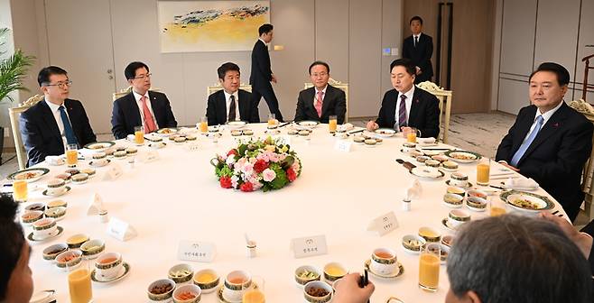 윤석열 대통령이 5일 국민의힘 지도부와 비공개 오찬 회동을 하고 있다  이날 회동에는 김기현 대표와 윤재옥 원내대표, 유의동 정책위의장, 이만희 사무총장 등 ‘당 4역’이 참석했다. 국민의힘 제공