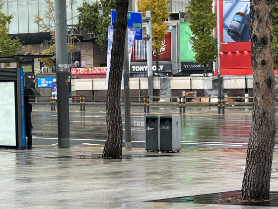 Public trash bins near a bus stop in front of the Dongdaemun Design Plaza in Jung District, central Seoul [SHIN MIN-HEE]