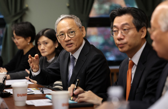 Minister Yu In-chon attends a literature on-site meeting on Nov. 27 at the Artist House in Jongno District, central Seoul. [NEWS1]