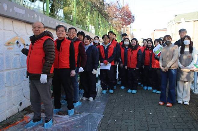 나사렛대 나눔풍성봉사센터이 4일 학교 후문 일대에서 벽화봉사 활동을 펼쳤다. 나사렛대