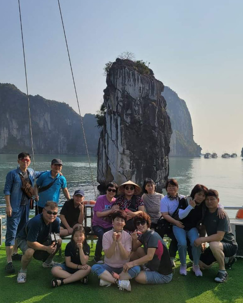 지난달 열린 포항한숲농아인교회 임원과 수화식당 직원들의 베트남 하노이 수련회 모습. 한숲농아인교회 제공
